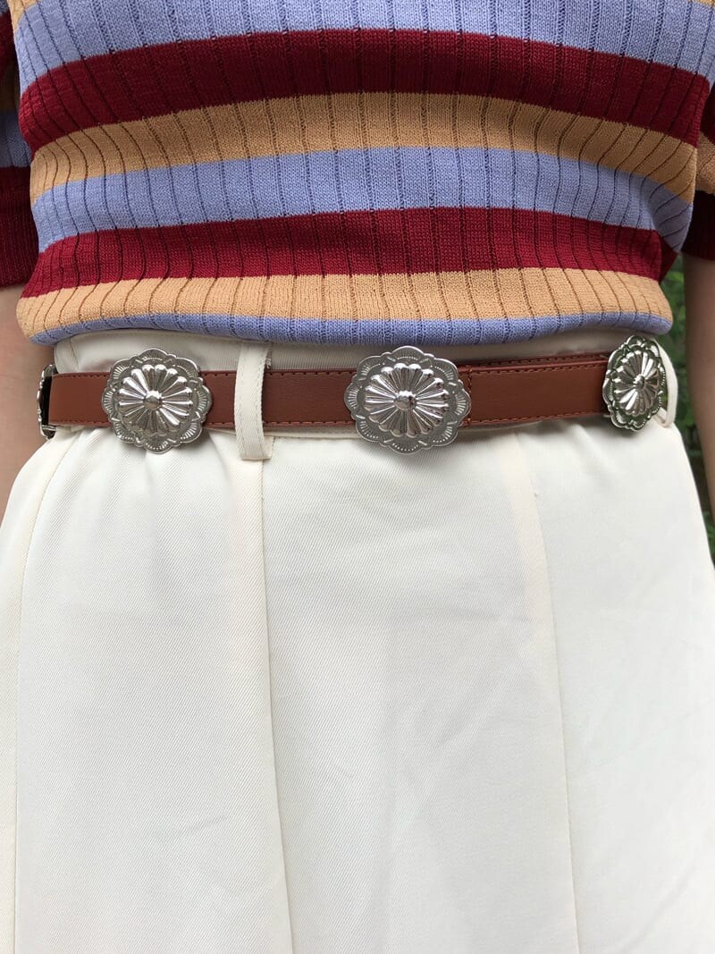 レッド系のニット/セーター、ホワイト系のスカート、ブラック系のショルダーバッグを着用したレディースの夏コーディネートの7枚目の写真