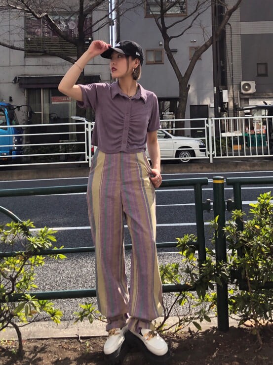 ホワイト系のその他シューズ、イエロー系のスラックス、パープル系のシャツ/ブラウスを着用したレディースの夏コーディネートの2枚目の写真