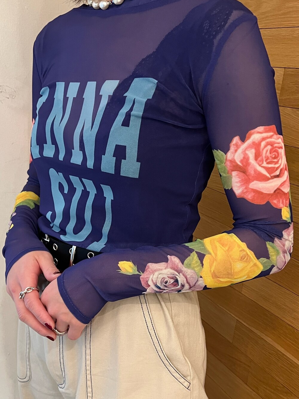 ホワイト系のカーディガン/ボレロ、パープル系のTシャツ/カットソー、ホワイト系のその他パンツを着用したレディースの冬コーディネートの7枚目の写真