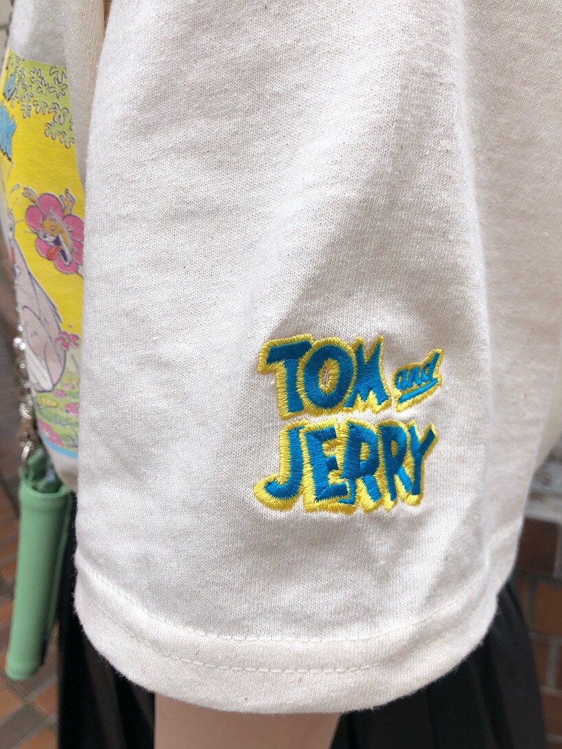 ブラック系のスカート、ブラック系のブーツ、ホワイト系のTシャツ/カットソーを着用したレディースの春コーディネートの8枚目の写真