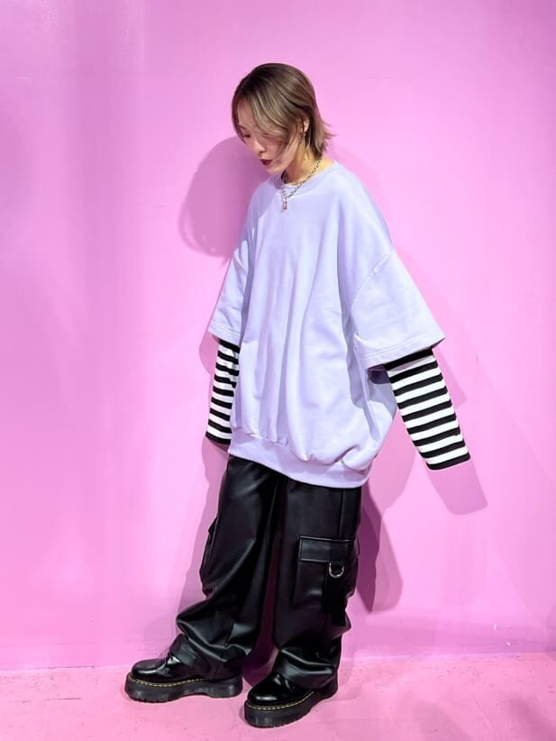 ブラック系のブーツ、ブラック系のTシャツ/カットソー、パープル系のスウェットを着用したレディースの秋コーディネートの3枚目の写真