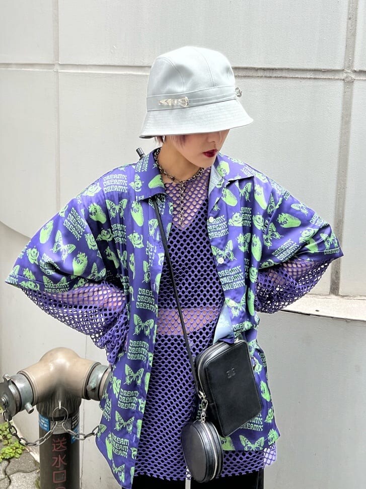 ブラック系のデニムパンツ、ブラック系のキャミソール、パープル系のTシャツ/カットソーを着用したレディースの夏コーディネートの7枚目の写真