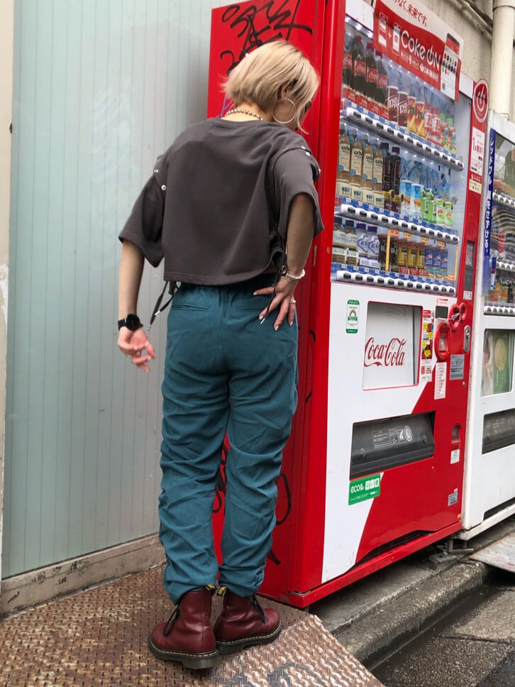 ブラック系のTシャツ/カットソー、ブラック系のキャミソール、ブルー系のその他パンツを着用したレディースの夏コーディネートの3枚目の写真