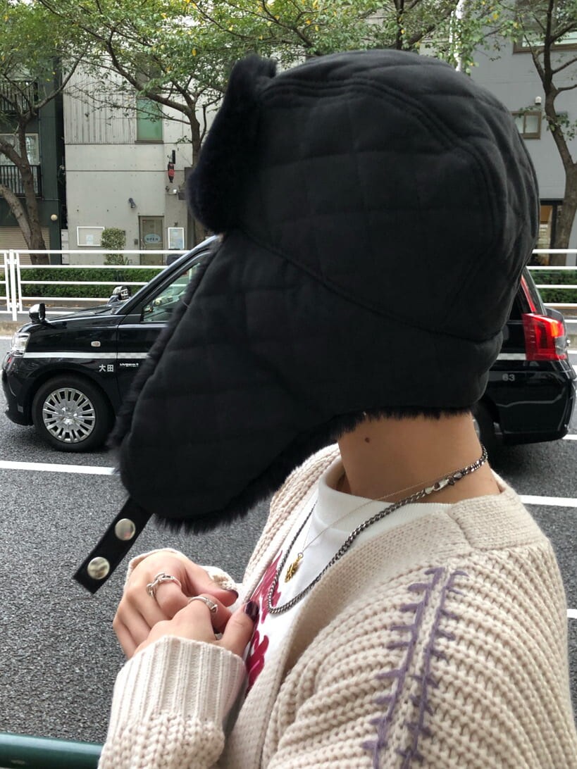 ブラック系のショルダーバッグ、ベージュ系のワンピース、ホワイト系のカーディガン/ボレロを着用したレディースの秋コーディネートの8枚目の写真