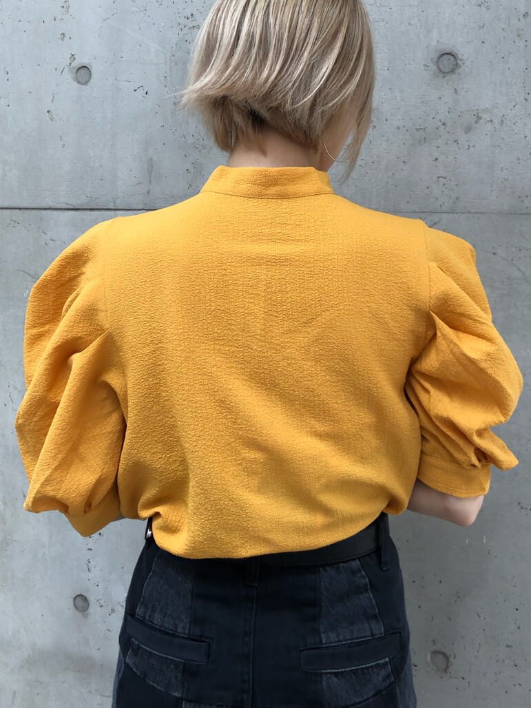 ブラック系のデニムパンツ、ブラック系のキャミソール、イエロー系のシャツ/ブラウスを着用したレディースの夏コーディネートの7枚目の写真