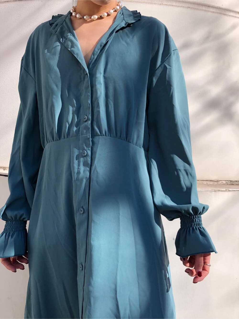 ブラック系のワンピース、ブラック系のカーディガン/ボレロを着用したレディースの冬コーディネートの6枚目の写真