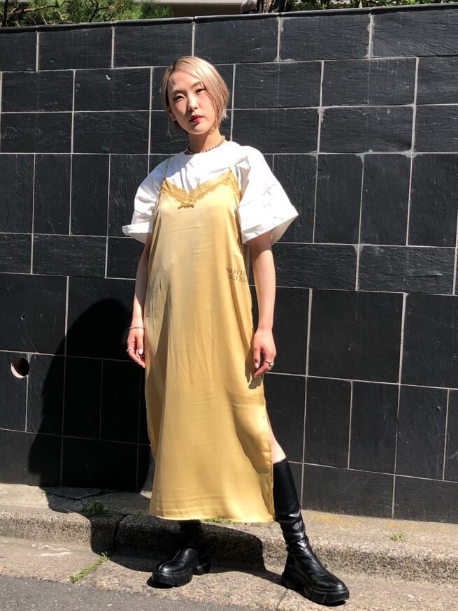 ブラック系のブーツ、グリーン系のワンピース、ホワイト系のTシャツ/カットソーを着用したレディースの夏コーディネートの3枚目の写真