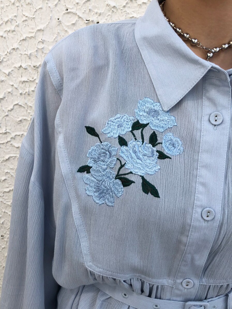 ホワイト系のブーツ、ブルー系のシャツ/ブラウス、ホワイト系のTシャツ/カットソーを着用したレディースの春コーディネートの5枚目の写真