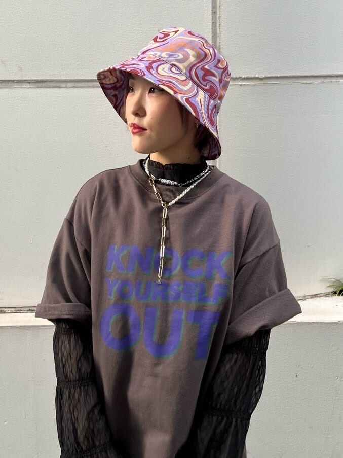 ブラック系のワンピース、ブラック系のトートバッグ、ブラック系のシャツ/ブラウスを着用したレディースの夏コーディネートの6枚目の写真