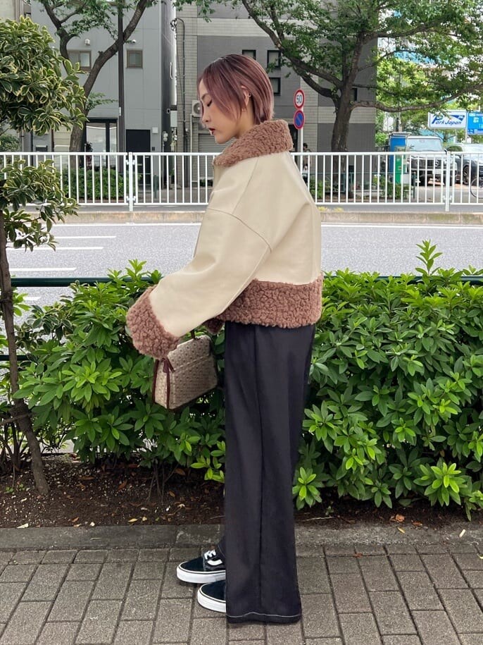 ブラウン系のハンドバッグ、ホワイト系のTシャツ/カットソー、ブラック系のその他パンツを着用したレディースの秋コーディネートの4枚目の写真