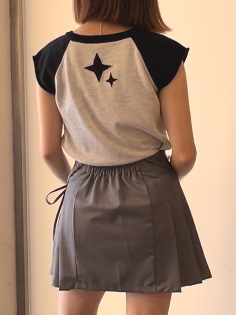 ブラック系のブーツ、オレンジ系のシャツ/ブラウス、ホワイト系のニット/セーターを着用したレディースの春コーディネートの8枚目の写真