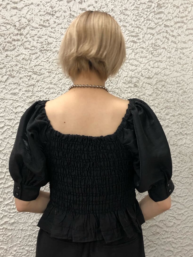 ブラック系のブーツ、ブラック系のシャツ/ブラウス、ブラック系のその他パンツを着用したレディースの夏コーディネートの6枚目の写真