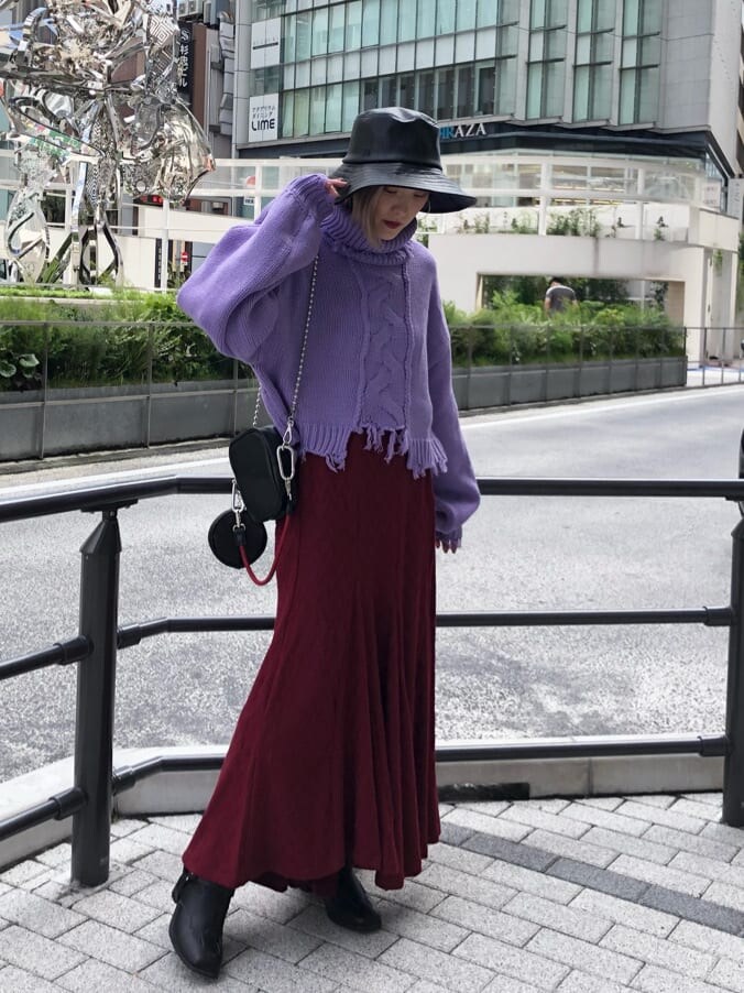 ブラック系のブーツ、ブラック系のショルダーバッグ、パープル系のニット/セーターを着用したレディースの秋コーディネートの2枚目の写真