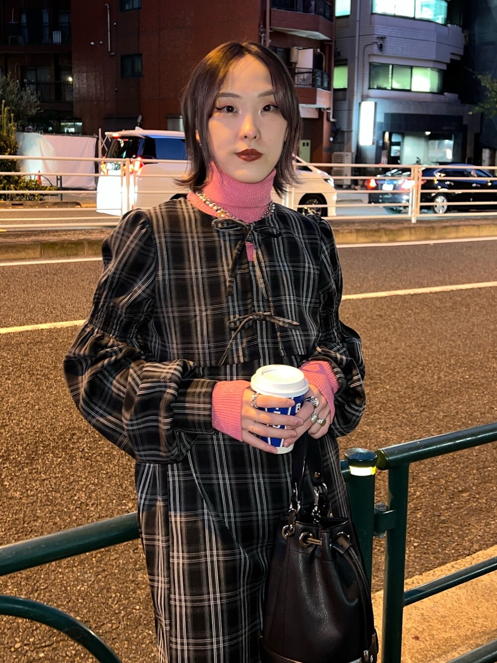 ブラック系のワンピース、ピンク系のニット/セーターを着用したレディースの冬コーディネートの5枚目の写真