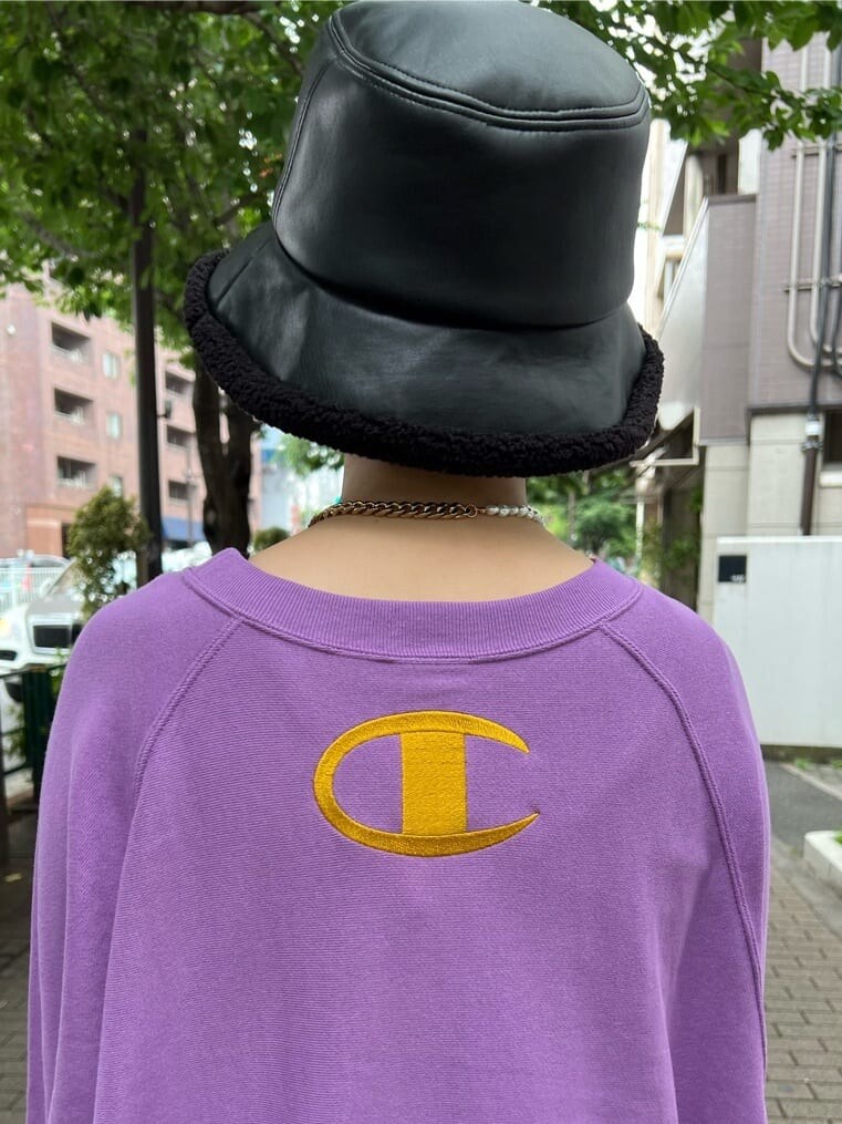 ブラック系のデニムパンツ、ホワイト系のスニーカー、パープル系のスウェットを着用したレディースの夏コーディネートの7枚目の写真