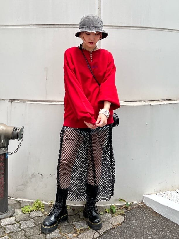 ブルー系のデニムパンツ、ブラック系のその他シューズ、ブラック系のワンピースを着用したレディースの夏コーディネートの9枚目の写真