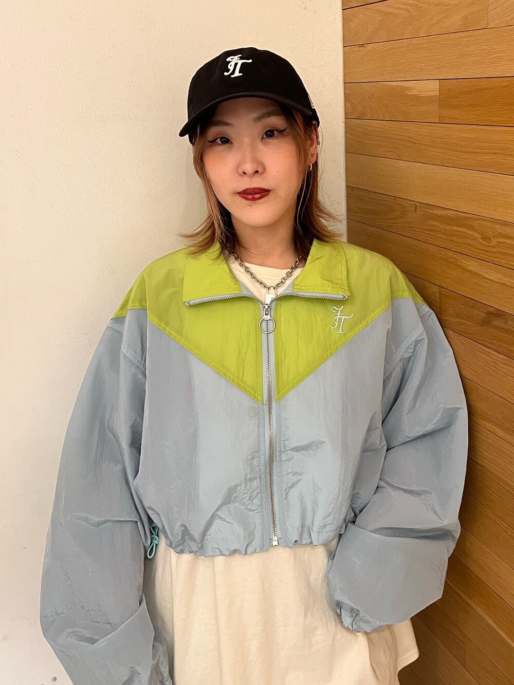 ブルー系のブルゾン、ホワイト系のTシャツ/カットソー、その他のブーツを着用したレディースの春コーディネートの4枚目の写真