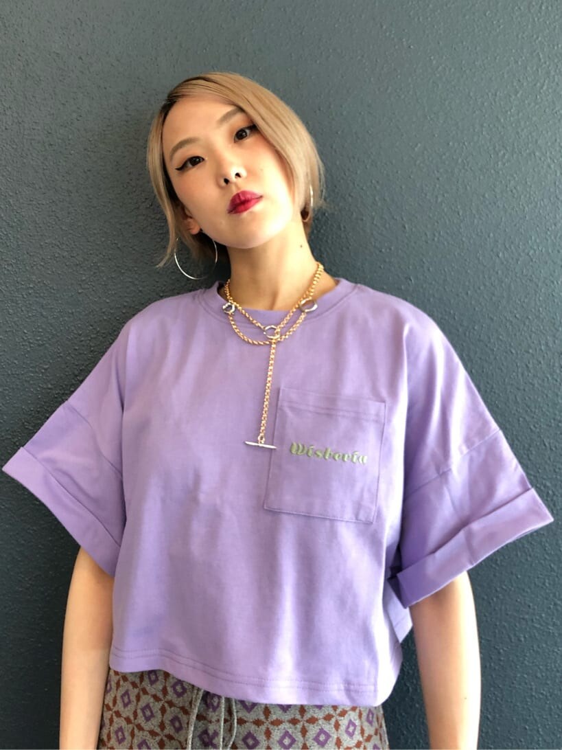 パープル系のTシャツ/カットソー、ブラック系のキャミソール、グレー系のその他パンツを着用したレディースの夏コーディネートの5枚目の写真