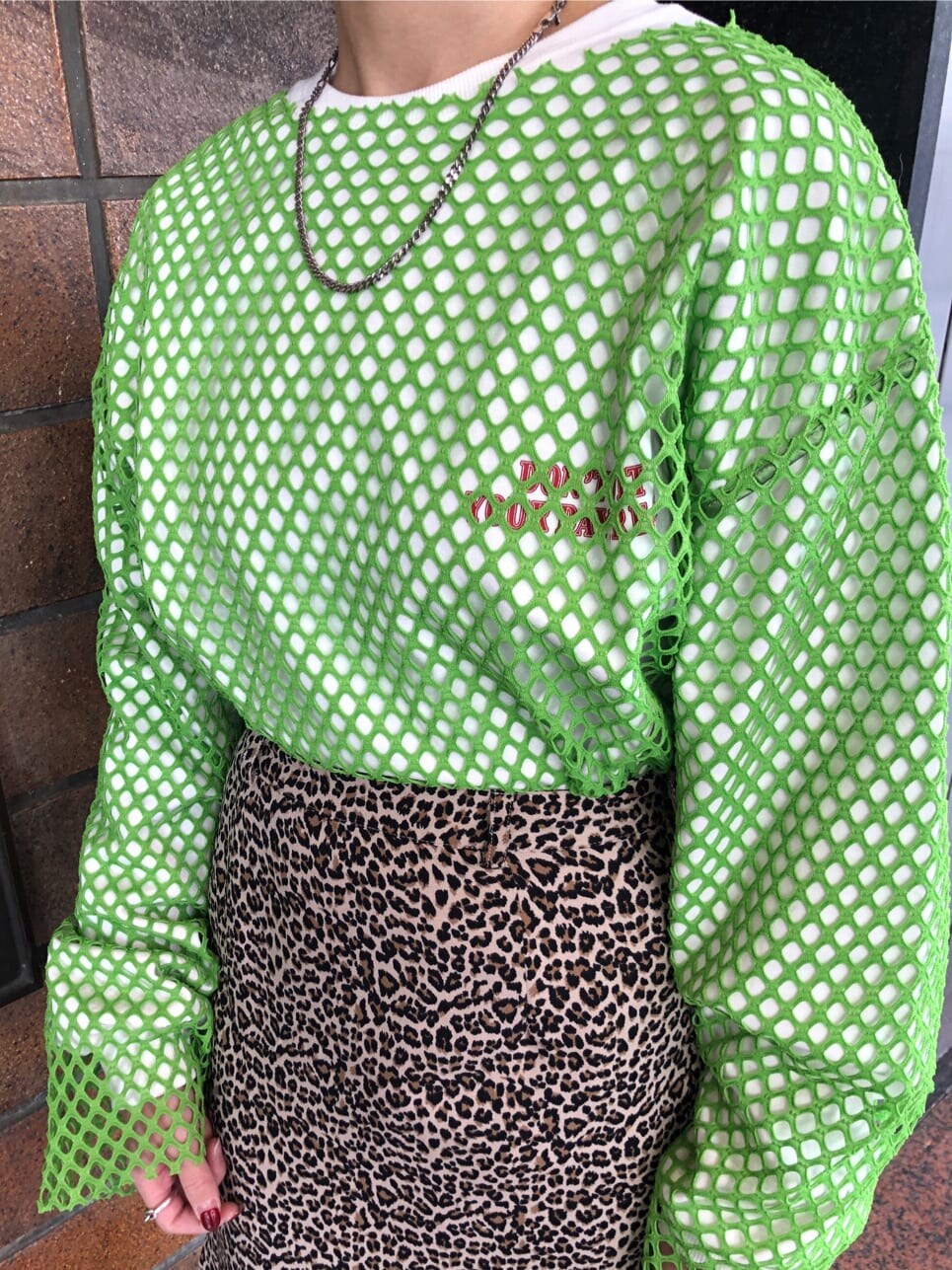 ブラウン系のスカート、グリーン系のTシャツ/カットソー、ホワイト系のTシャツ/カットソーを着用したレディースの春コーディネートの6枚目の写真