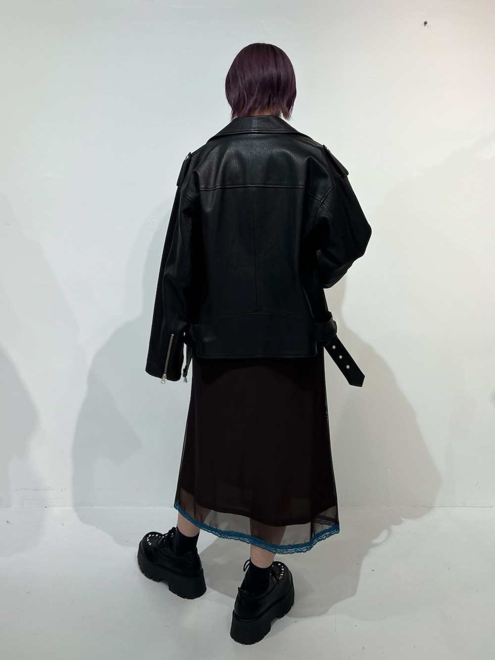 ブラック系のローファー、ブラック系のライダースジャケット、ブラウン系のTシャツ/カットソーを着用したレディースの春コーディネートの4枚目の写真