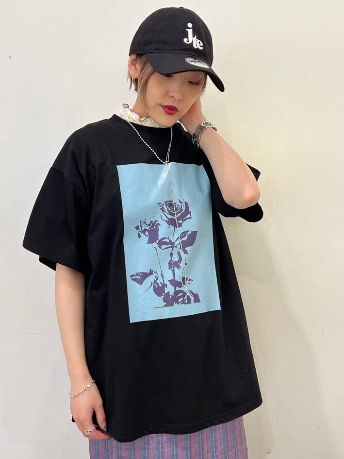 ブラック系のTシャツ/カットソー、ホワイト系のTシャツ/カットソー、その他のスカートを着用したレディースの夏コーディネートの6枚目の写真