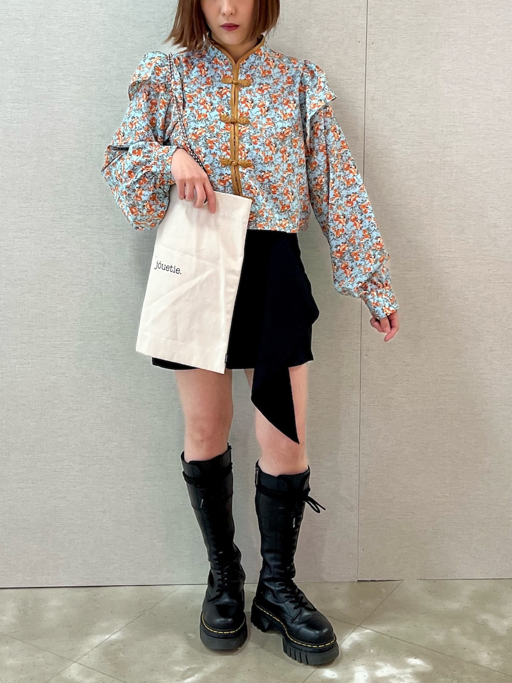 ピンク系のシャツ/ブラウス、ブラック系のスカート、ホワイト系のトートバッグを着用したレディースの春コーディネートの2枚目の写真