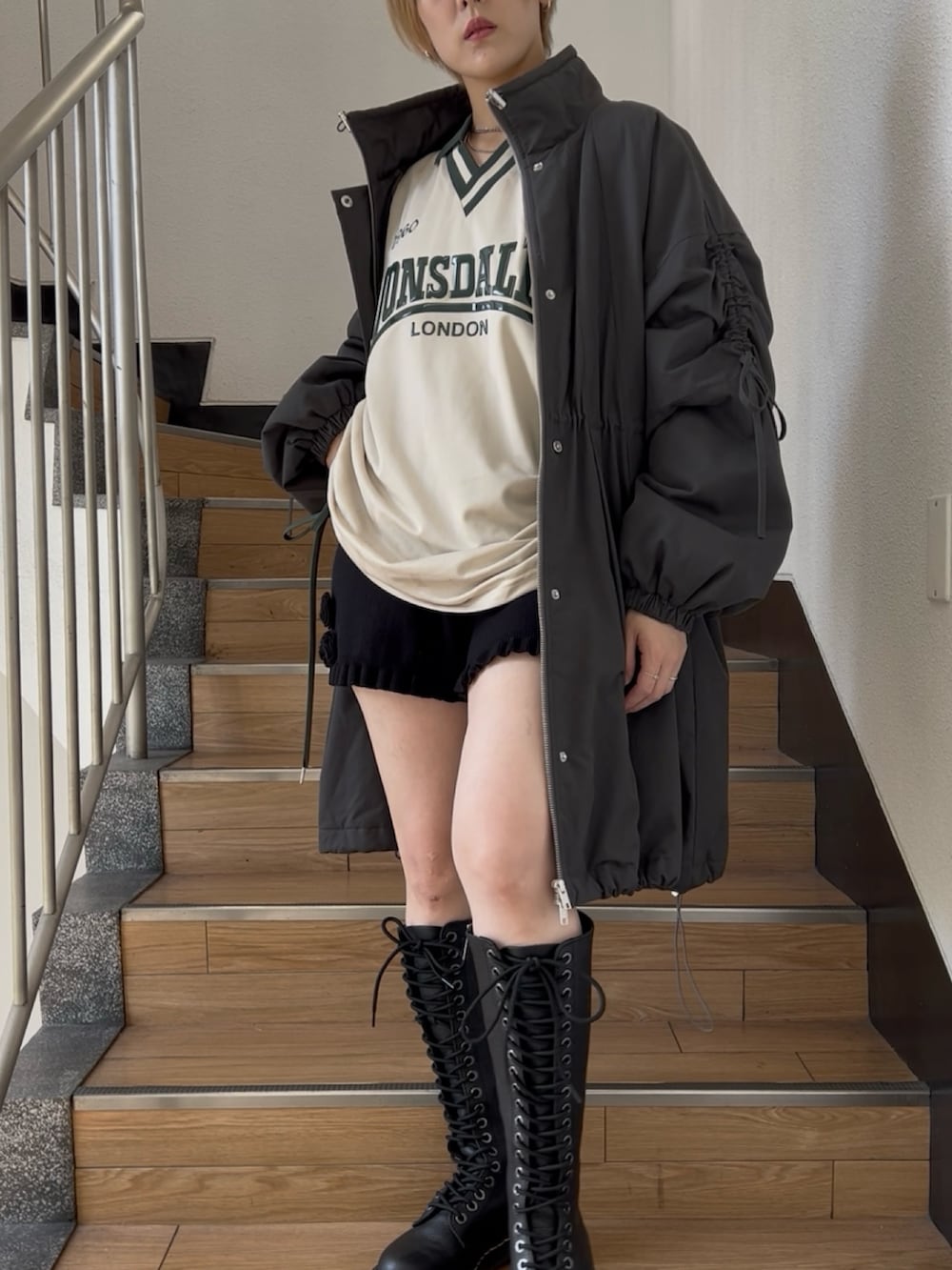 ブラック系のモッズコート、ホワイト系のTシャツ/カットソー、ブラック系のその他パンツを着用したレディースの夏コーディネートの2枚目の写真