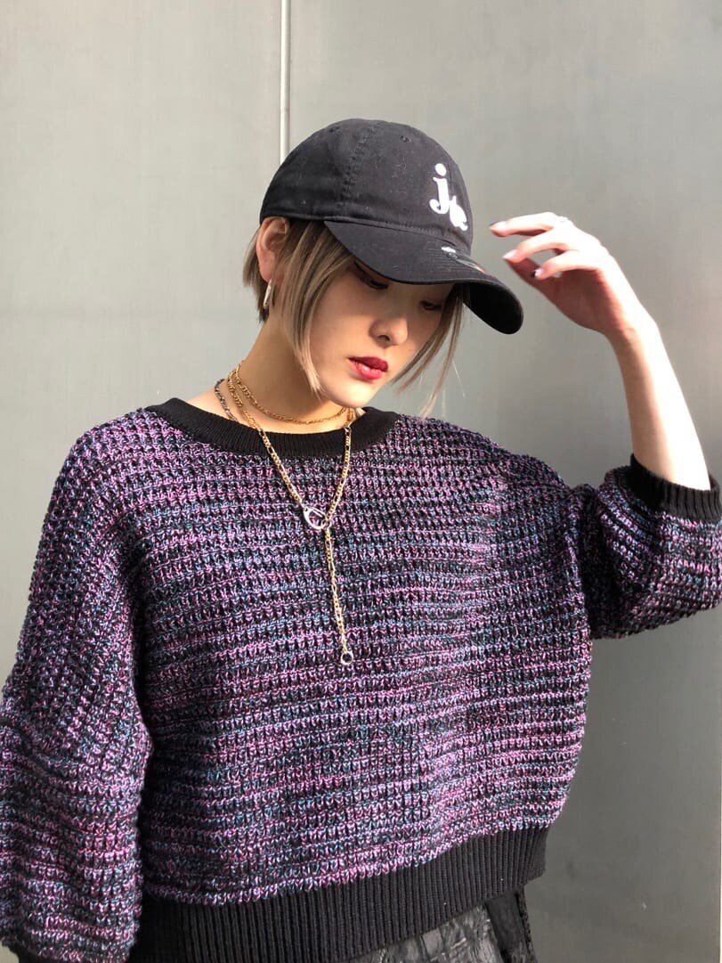 ブラック系のブーツ、ブラック系のデニムパンツ、ブラック系のショルダーバッグを着用したレディースの春コーディネートの5枚目の写真