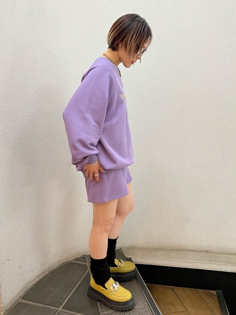 イエロー系のその他シューズ、パープル系のスウェット、シルバー系のブレスレットを着用したレディースの夏コーディネートの2枚目の写真