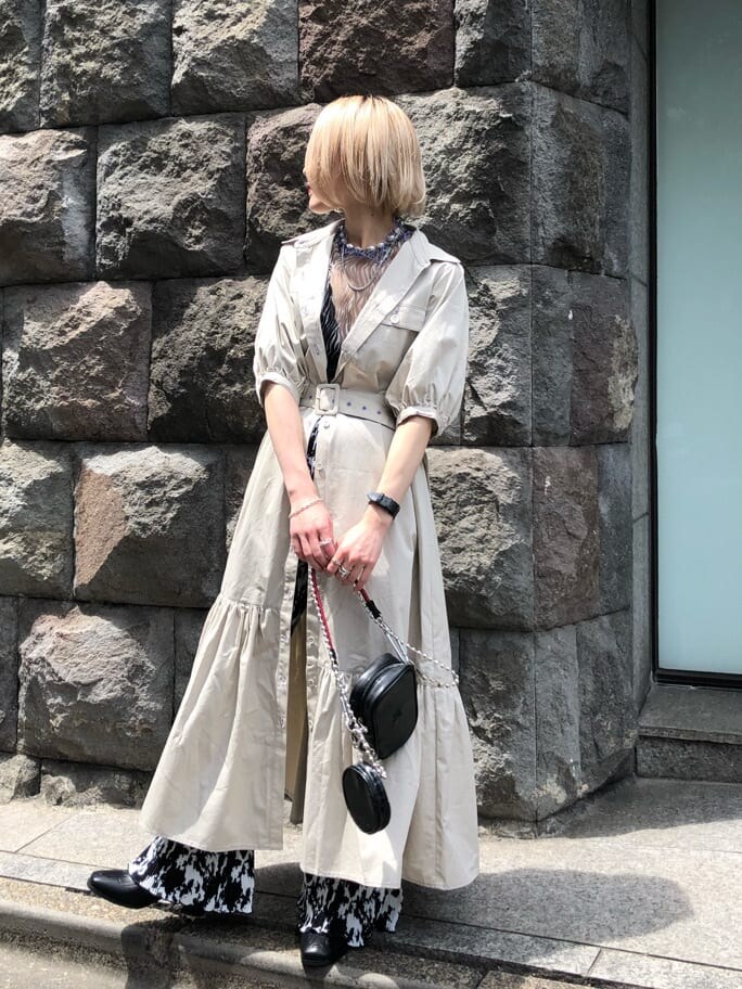 ホワイト系のワンピース、その他のその他パンツ、ブラック系のショルダーバッグを着用したレディースの夏コーディネートの3枚目の写真