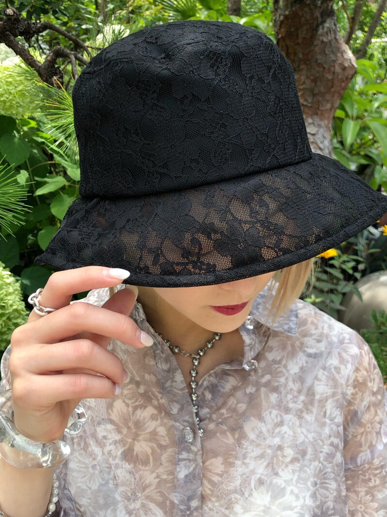 ブラック系のその他パンツ、その他のシャツ/ブラウス、ホワイト系のキャミソールを着用したレディースの夏コーディネートの8枚目の写真