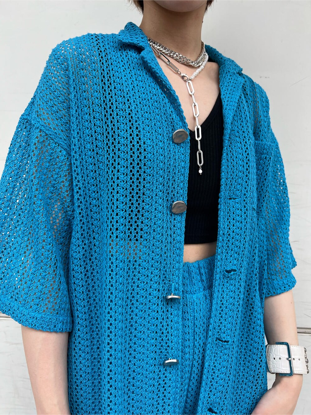 ブラック系のキャミソール、ブルー系のその他パンツ、ブルー系のシャツ/ブラウスを着用したレディースの夏コーディネートの10枚目の写真