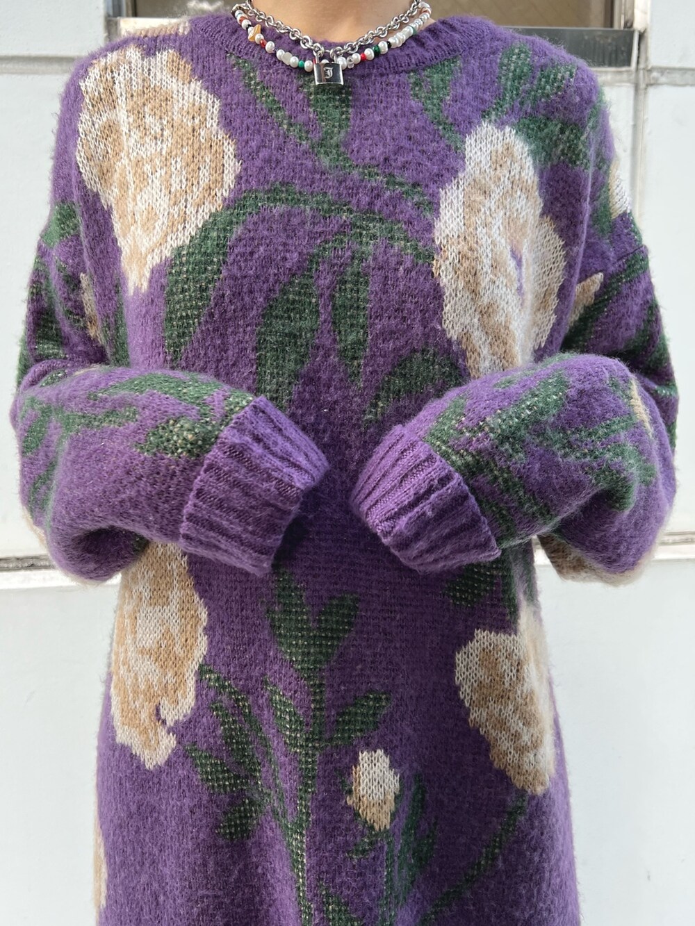 ブラック系のデニムパンツ、パープル系のニット/セーターを着用したレディースの秋コーディネートの8枚目の写真