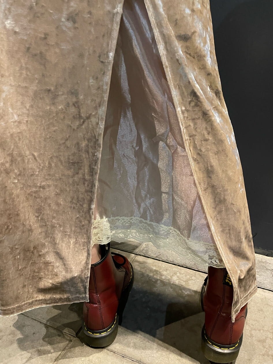 ホワイト系のワンピース、ブラック系のキャミソール、ブラック系のTシャツ/カットソーを着用したレディースの秋コーディネートの9枚目の写真