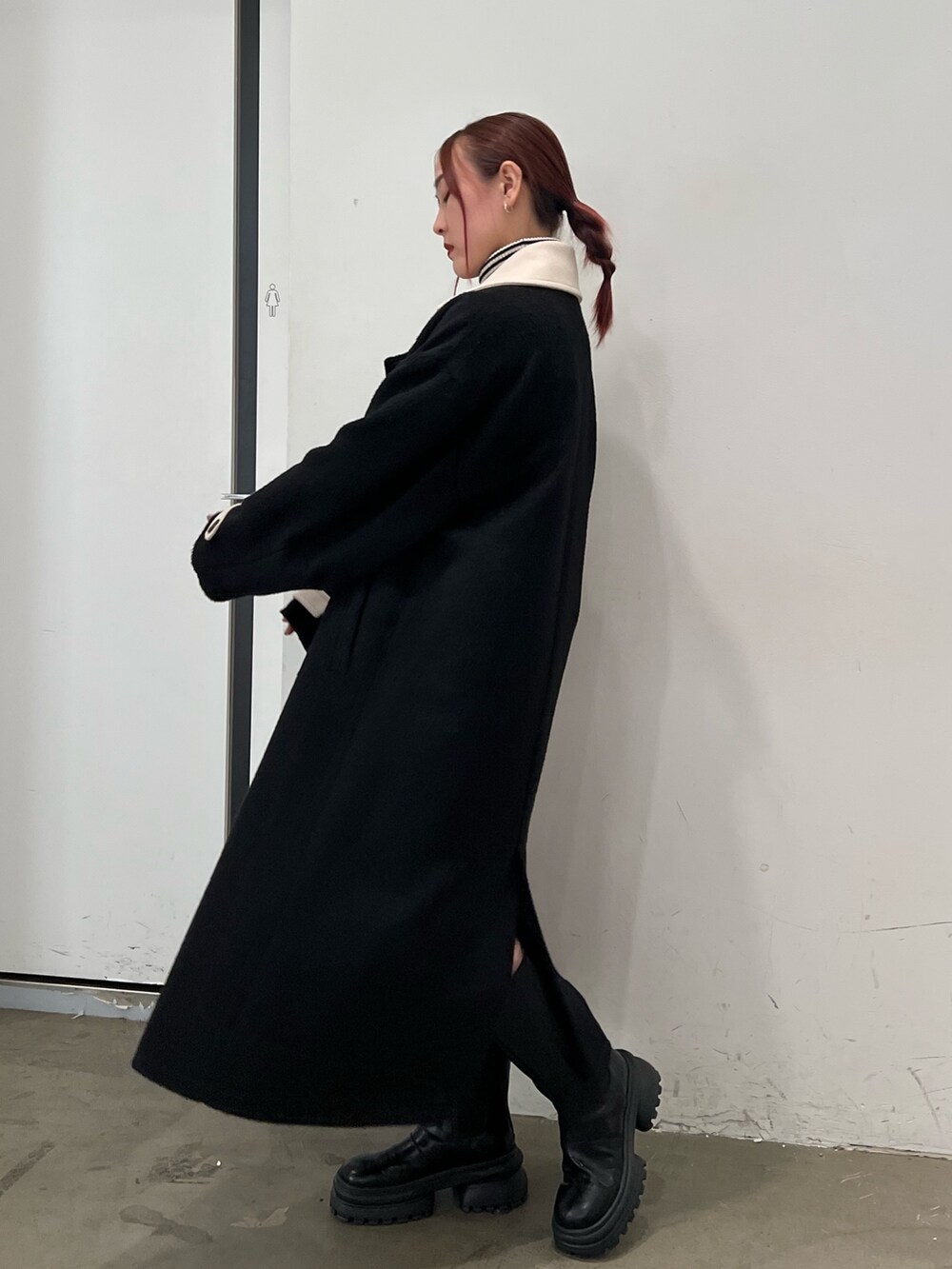 その他のニット/セーター、ブルー系のスカート、ブラック系のチェスターコートを着用したレディースの秋コーディネートの3枚目の写真