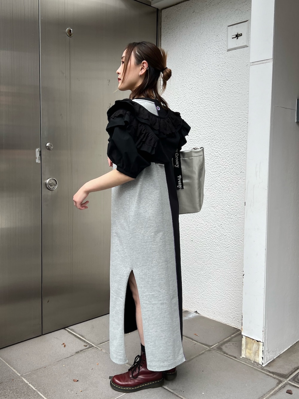 シルバー系のトートバッグ、ブラック系のシャツ/ブラウス、ブラック系のワンピースを着用したレディースの春コーディネートの2枚目の写真