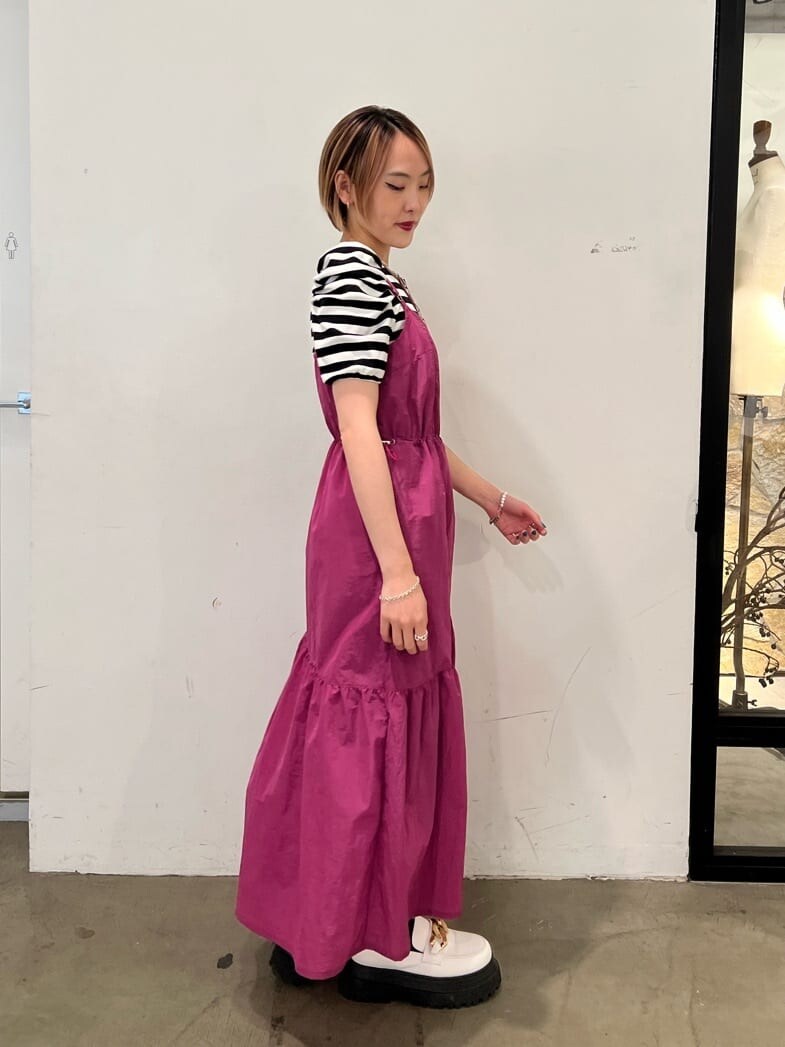 ホワイト系のローファー、ホワイト系のTシャツ/カットソー、ピンク系のジャンパースカートを着用したレディースの秋コーディネートの3枚目の写真