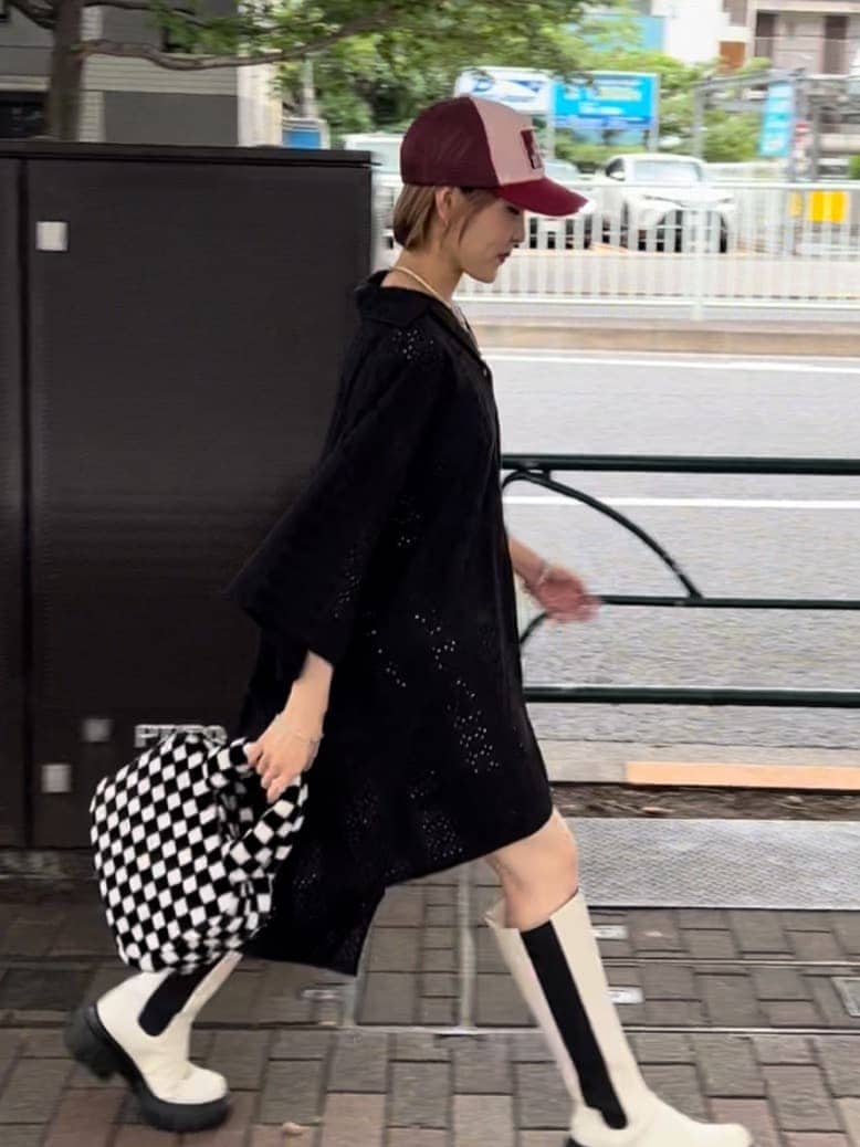 グリーン系のキャミソール、ホワイト系のブーツ、ブラック系のシャツ/ブラウスを着用したレディースの夏コーディネートの2枚目の写真