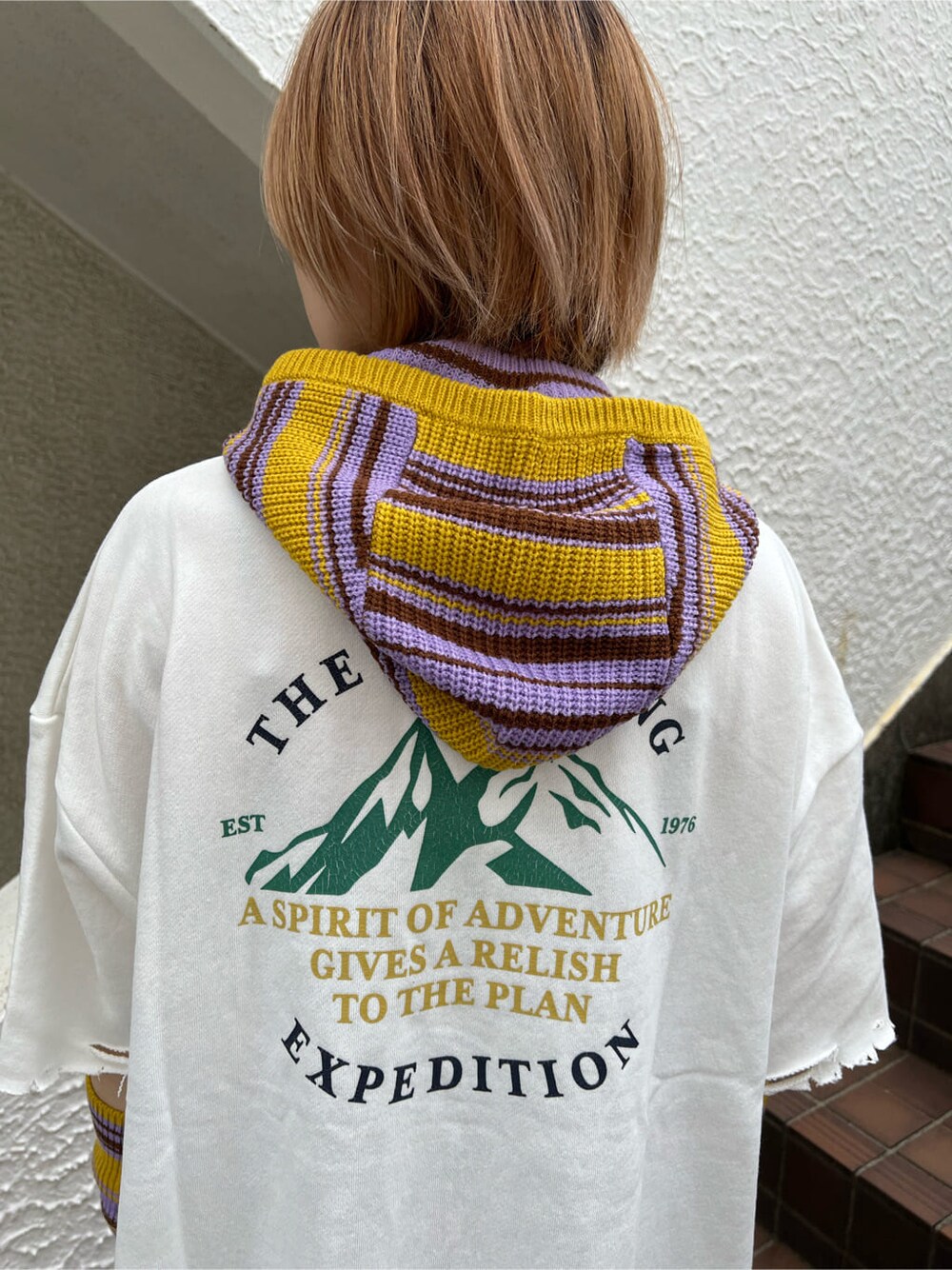 ブラック系のその他パンツ、ブラック系のブーツ、ホワイト系のTシャツ/カットソーを着用したレディースの夏コーディネートの9枚目の写真