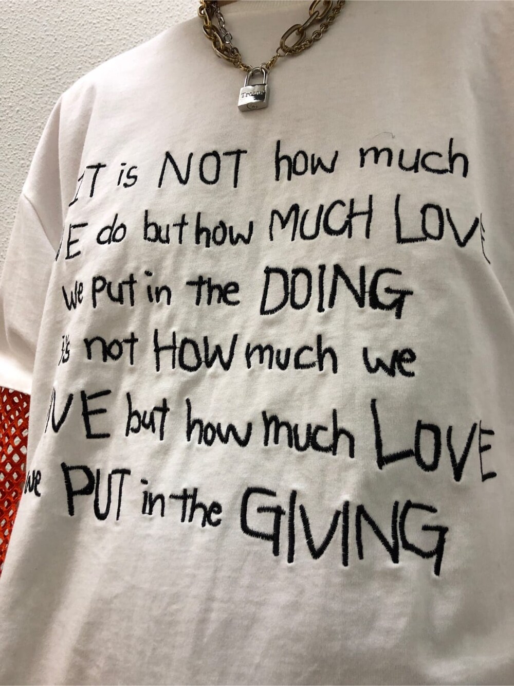 ブラック系のその他パンツ、オレンジ系のTシャツ/カットソー、ホワイト系のTシャツ/カットソーを着用したレディースの冬コーディネートの5枚目の写真