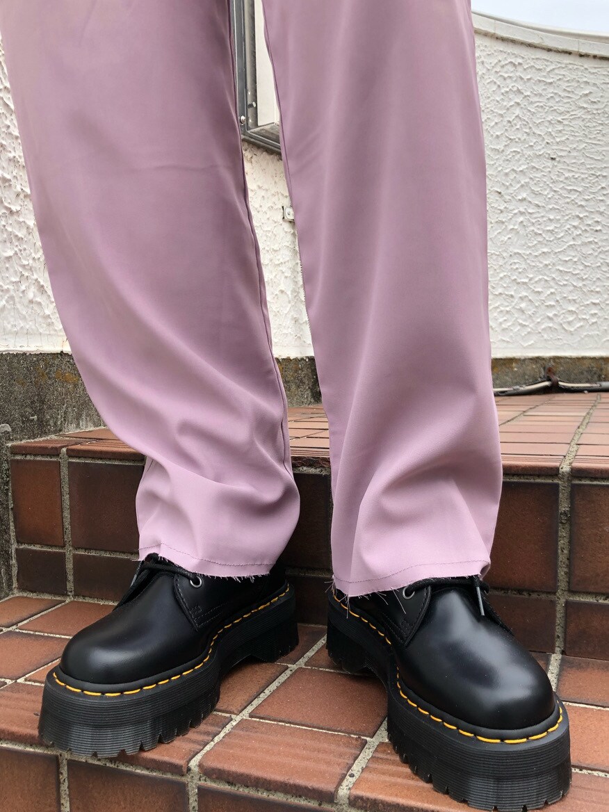 ホワイト系のシャツ/ブラウス、パープル系のその他パンツ、その他の財布を着用したレディースの春コーディネートの8枚目の写真