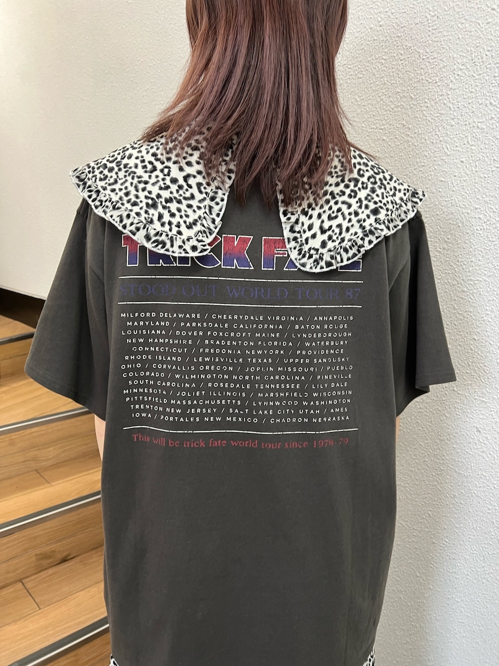 パープル系のワンピース、ブラック系のTシャツ/カットソーを着用したレディースの秋コーディネートの8枚目の写真