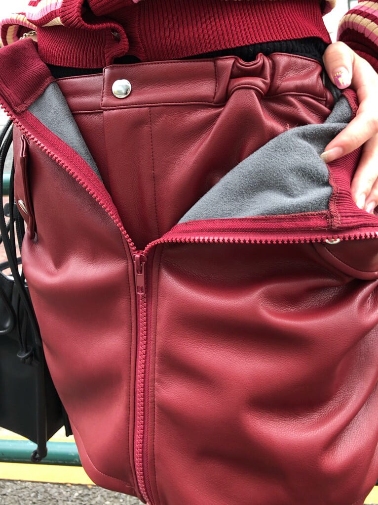 ホワイト系のブーツ、ホワイト系のMA-1、レッド系のカーディガン/ボレロを着用したレディースの夏コーディネートの9枚目の写真