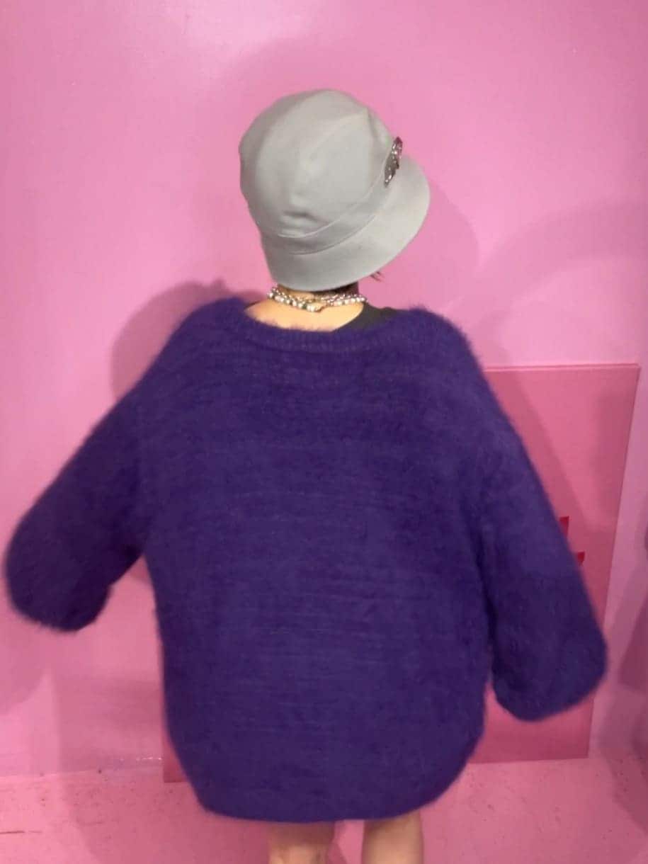 ブラック系のデニムパンツ、ブラック系のデニムパンツ、ブラック系のその他シューズを着用したレディースの秋コーディネートの5枚目の写真