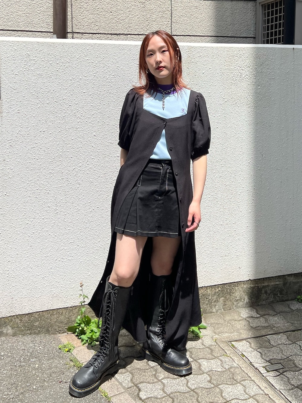 ブラック系のワンピース、ブラック系のその他パンツ、ブラック系のブーツを着用したレディースの夏コーディネートの5枚目の写真