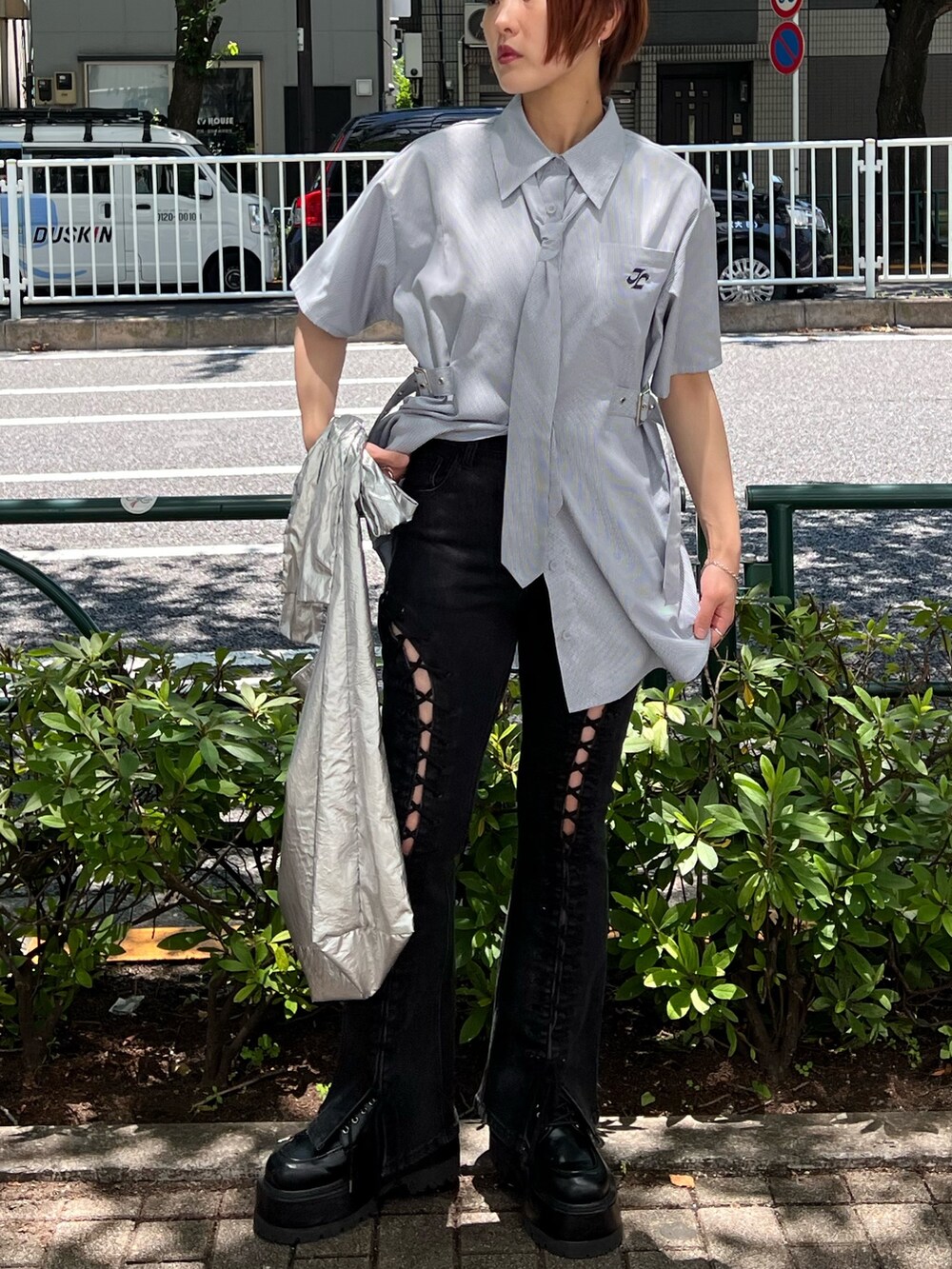 ブルー系のシャツ/ブラウス、ブラック系のデニムパンツ、ブラック系のドレスシューズを着用したレディースの夏コーディネートの4枚目の写真