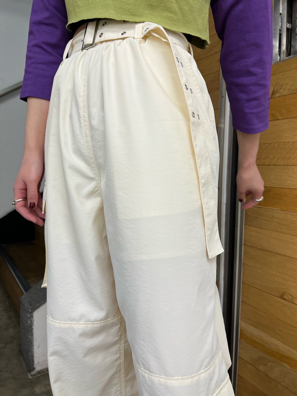 グリーン系のTシャツ/カットソー、ホワイト系のその他パンツ、ブラック系のその他シューズを着用したレディースの冬コーディネートの10枚目の写真