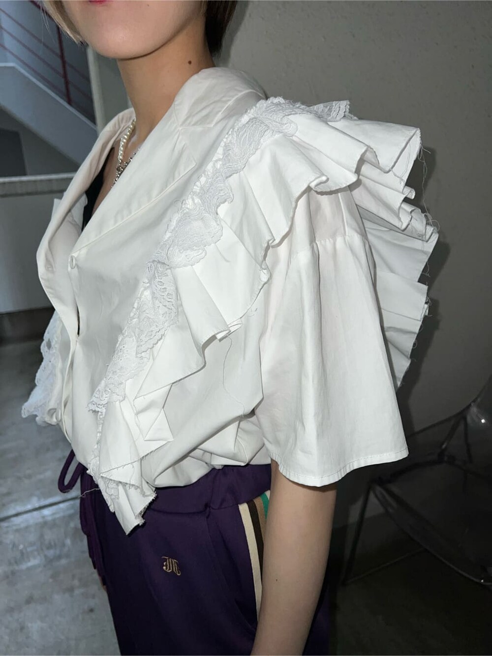 ベージュ系のキャミソール、ホワイト系のシャツ/ブラウス、パープル系のその他パンツを着用したレディースの夏コーディネートの7枚目の写真