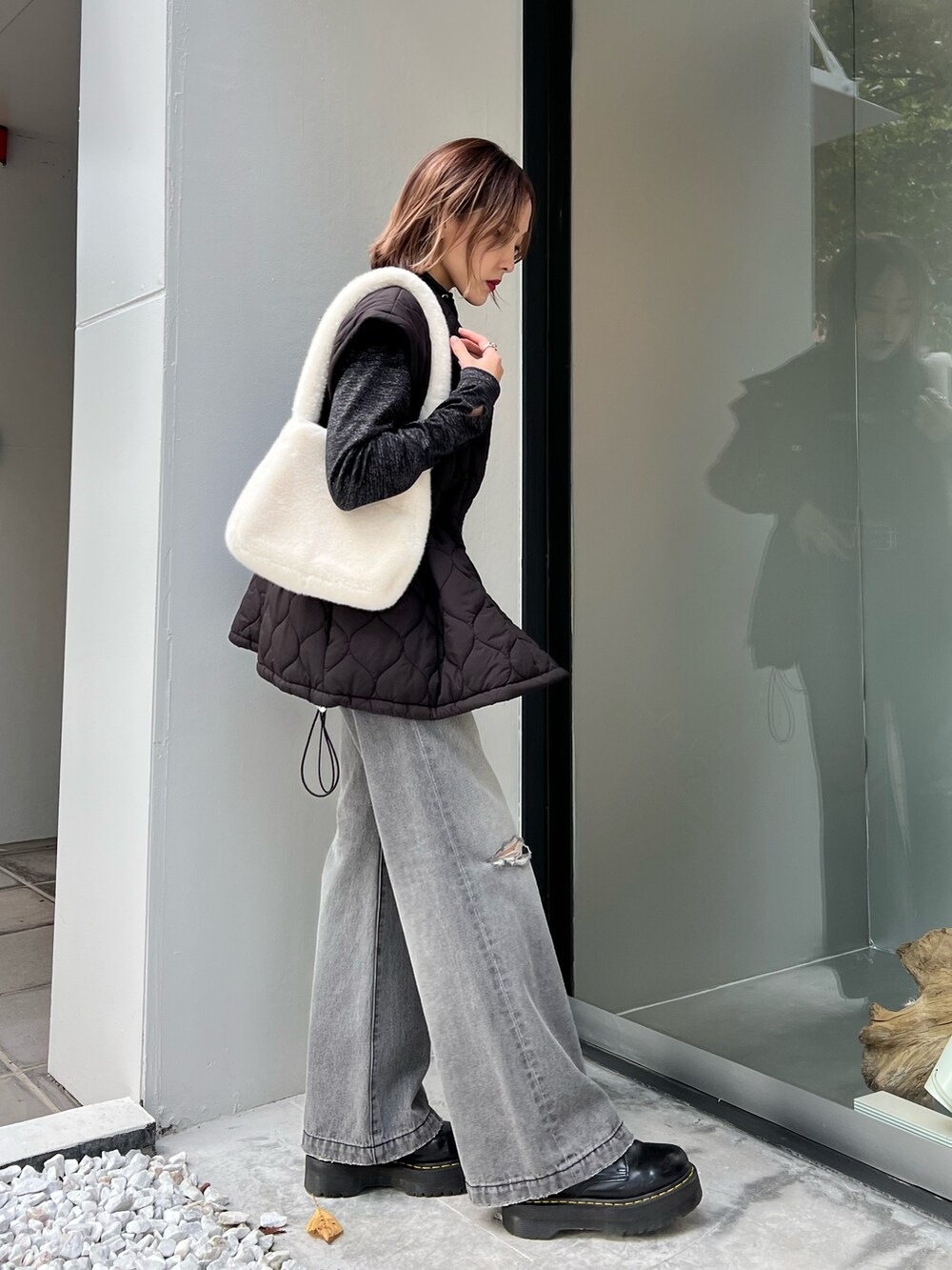 ブラック系のデニムパンツ、ブラック系のTシャツ/カットソー、ブラック系のその他アウターを着用したレディースの冬コーディネートの4枚目の写真