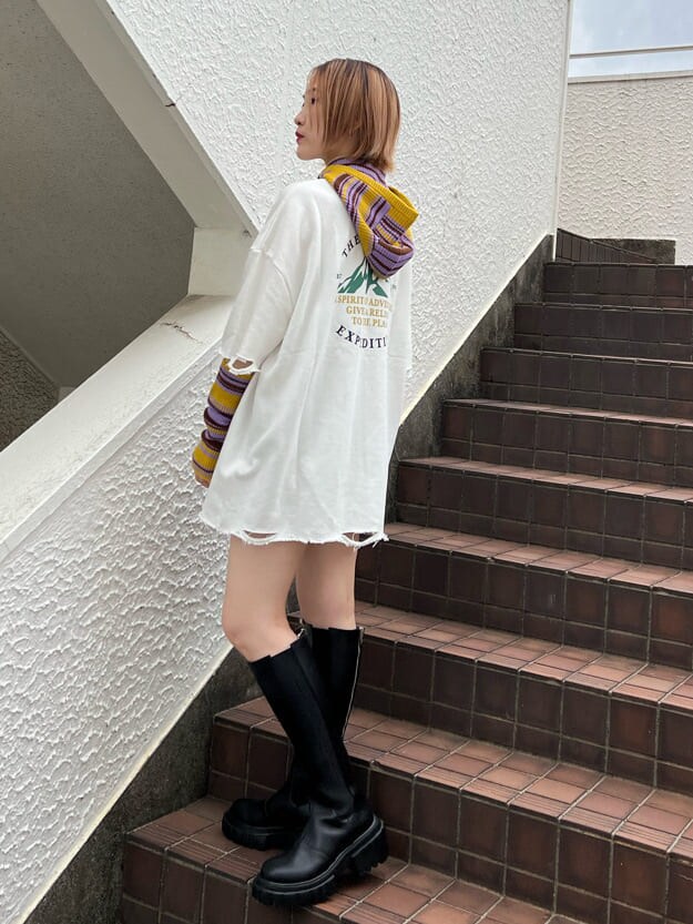 ブラック系のその他パンツ、ブラック系のブーツ、ホワイト系のTシャツ/カットソーを着用したレディースの夏コーディネートの2枚目の写真